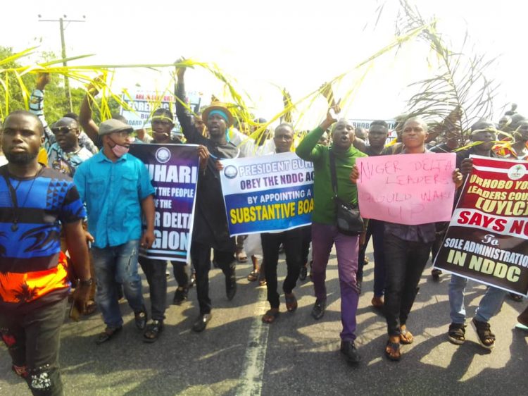 Delta youths shutdown East-West road, reject Sole Administrator for NDDC