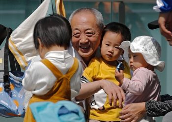 Chinese govt gives nod to birth of 3 children by married couples