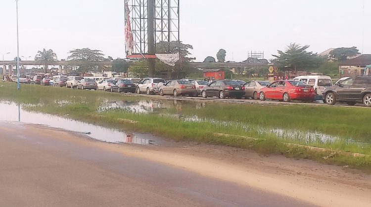 Motorists in Warri lament worsening flooding of NPA/Ugbuangue road section