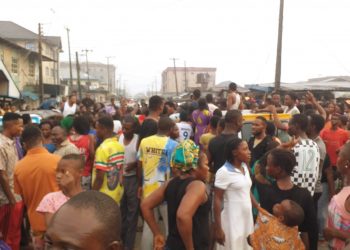 Bizarre scene in Warri as suppose witch ‘crashes’ into security barricade