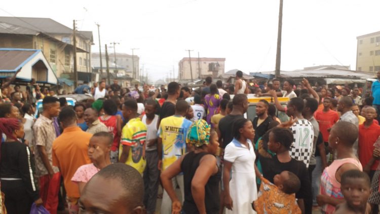 Bizarre scene in Warri as suppose witch ‘crashes’ into security barricade