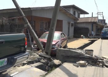 Fleeing armed robbers in Warri ram into electric poles