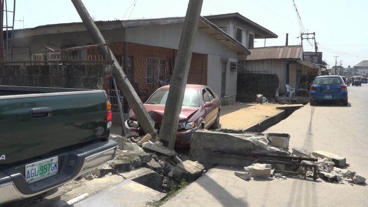 Fleeing armed robbers in Warri ram into electric poles