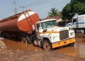 Abraka residents protest deplorable Eku/Abraka/Agbor Highway as Delta govt moves to carry out remedial works