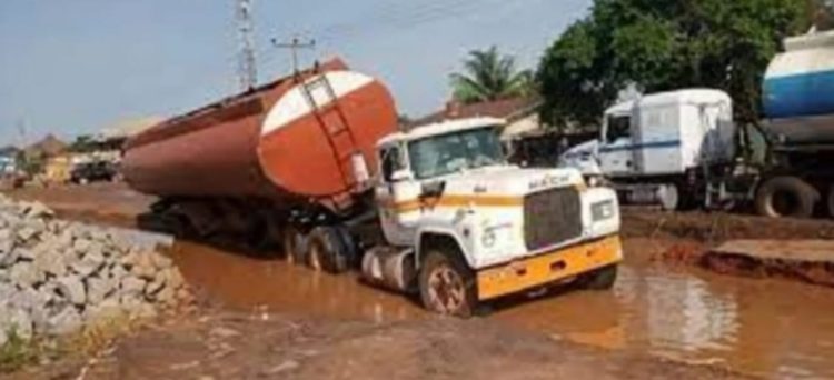 Abraka residents protest deplorable Eku/Abraka/Agbor Highway as Delta govt moves to carry out remedial works