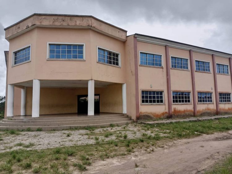 Newly constructed school building in Essi College I, Warri, ‘begging’ for commissioning