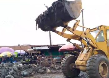 Ogedegbe-led Ethiope East Local Govt clears two years refuse heap at Abraka main market