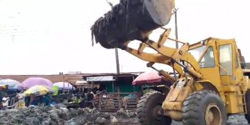 Ogedegbe-led Ethiope East Local Govt clears two years refuse heap at Abraka main market