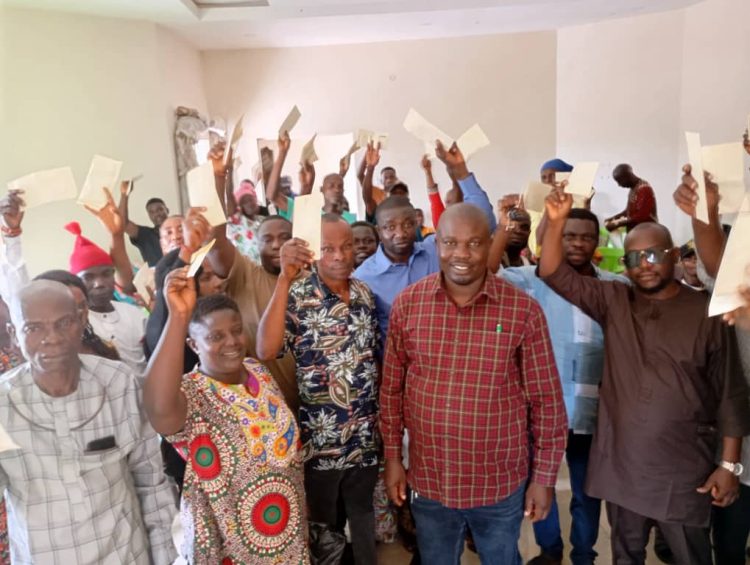 Fidelis Adjogbe doles out Christmas gifts to Evwreni Ward