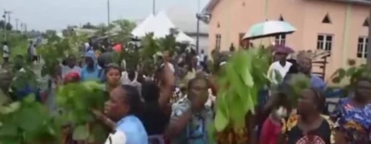 People of Emadadja protest meddlesomeness of Udu Council boss, Vincent Oyibode, in community leadership